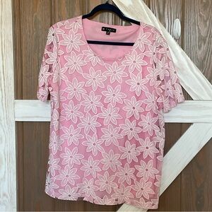 N Touch Pink and White Floral Short Sleeve Top. Flower Mesh Overlay Size L. NWOT